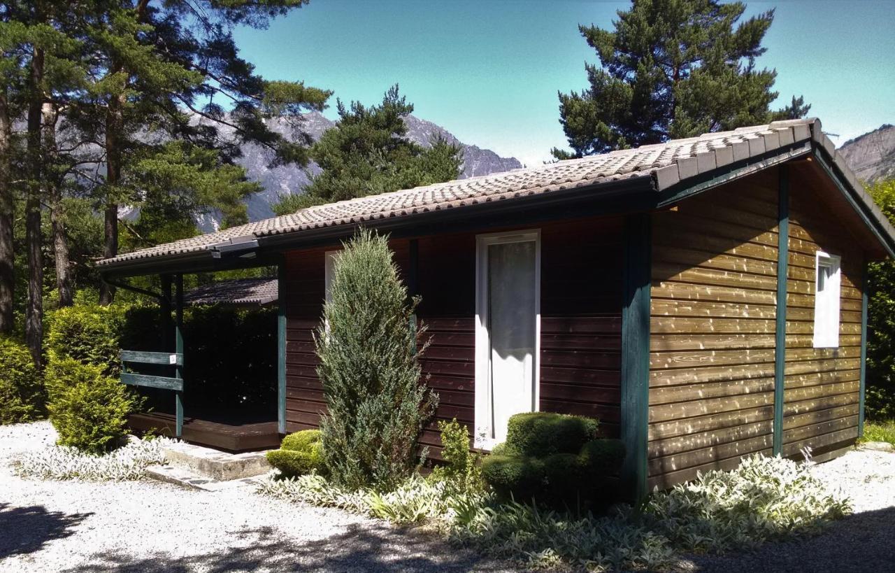 Camping La Cascade Le Bourg-dʼOisans Exterior foto